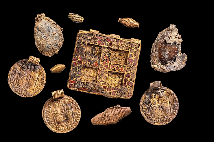 A beautiful gold necklace and other valuables in a rich Anglo-Saxon grave